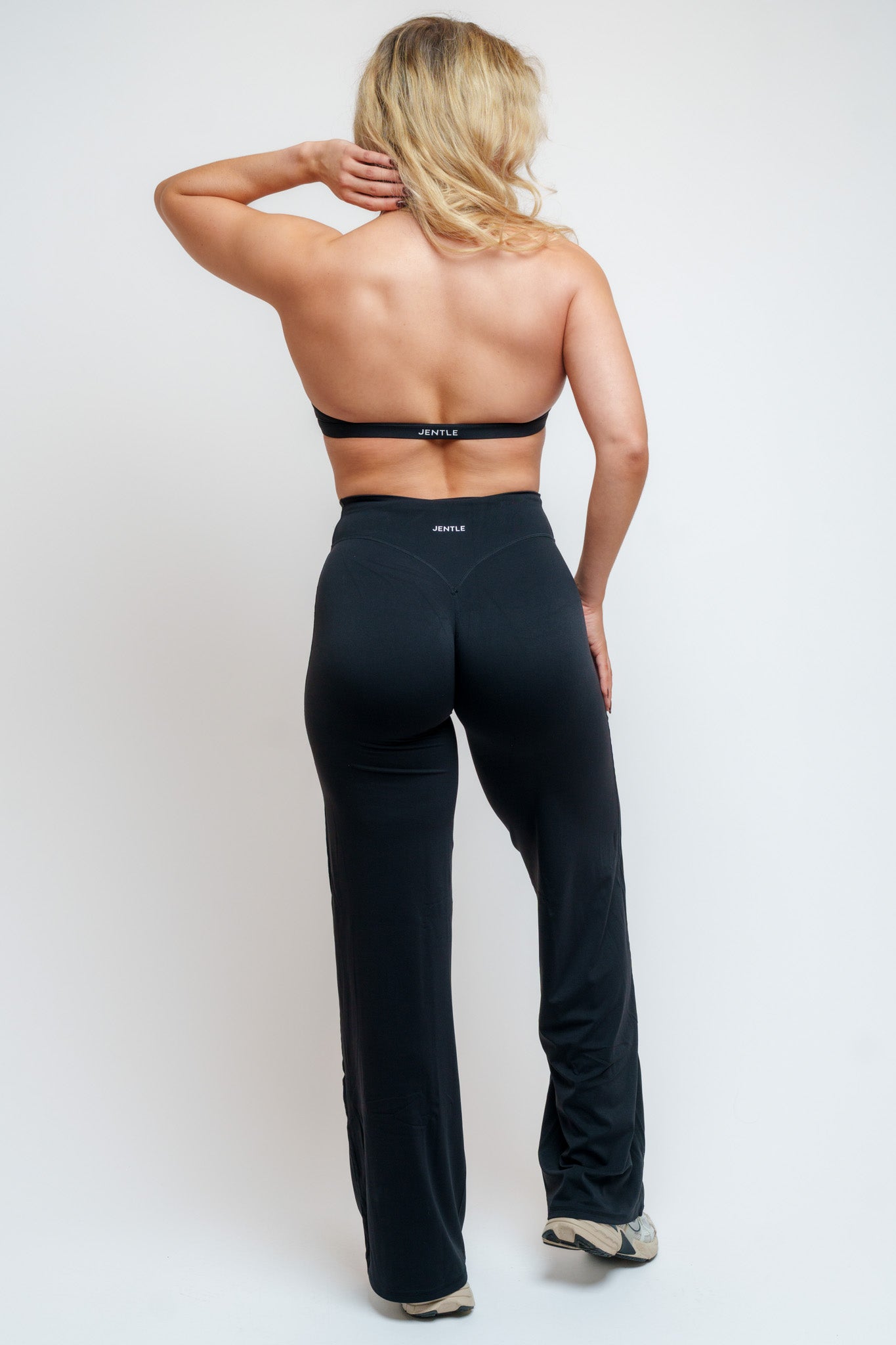 Ease x Amalie Vad - Halterneck Sports Bra (Black)