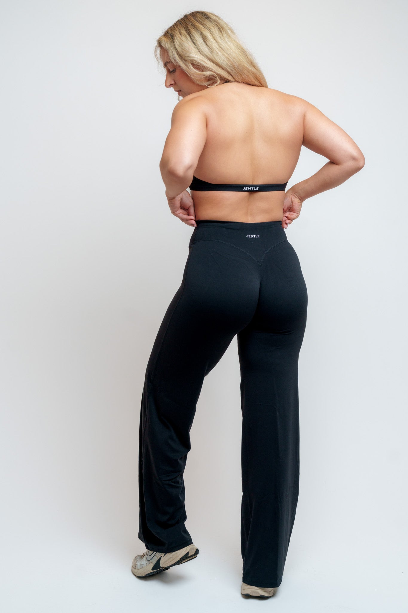 Ease x Amalie Vad - Halterneck Sports Bra (Black)