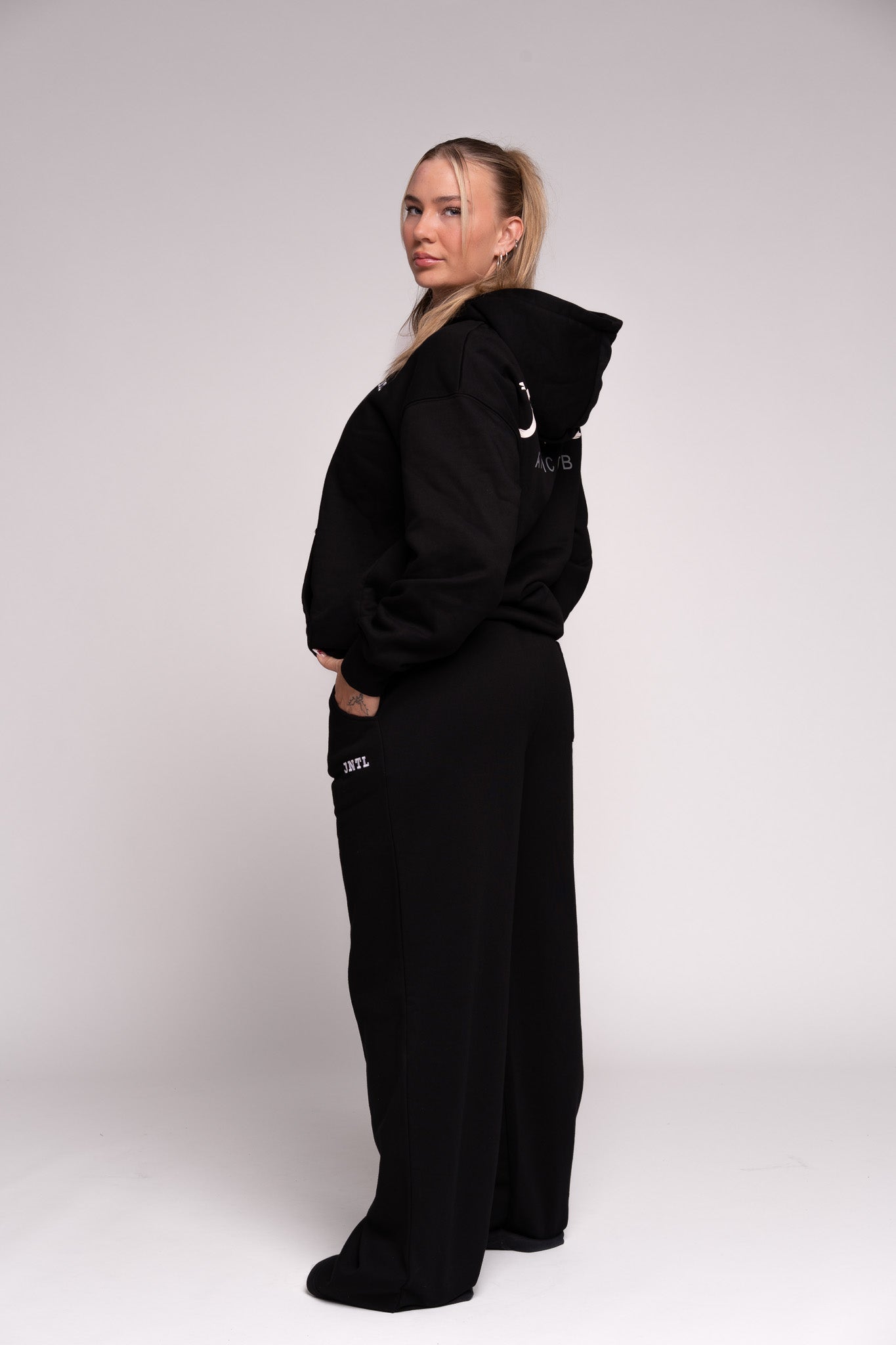 JNTL Straight Leg Sweatpants (Black)