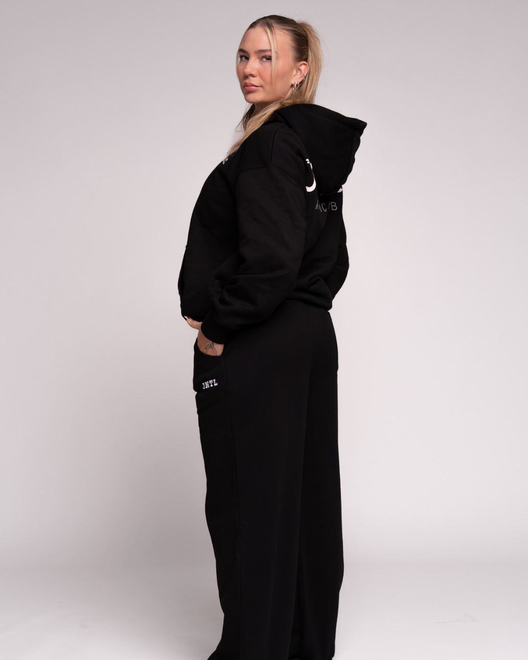 Hoodies & Sweatshirts