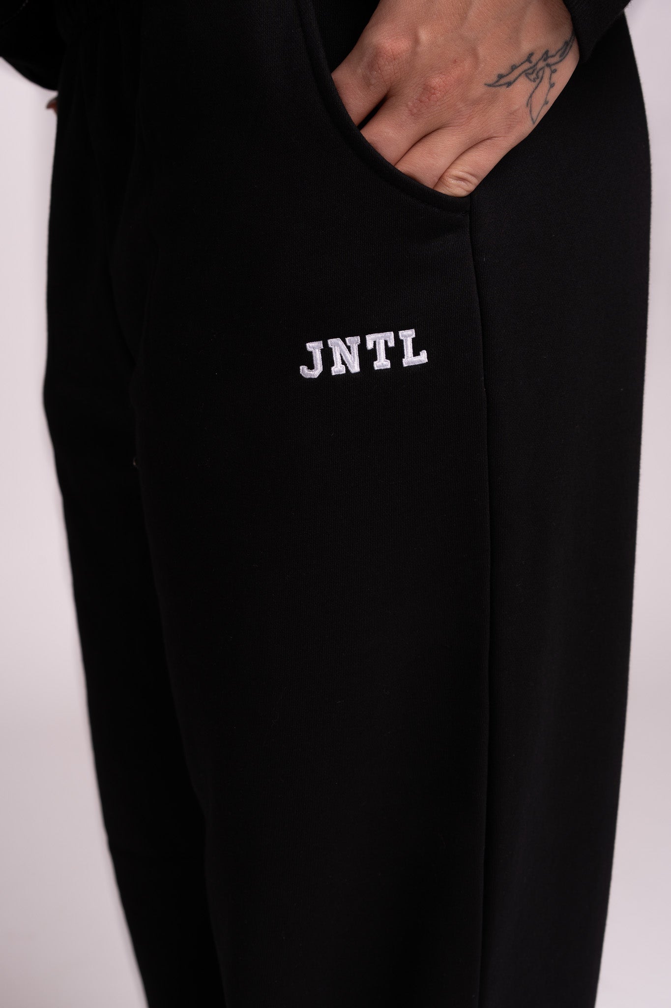 JNTL Straight Leg Sweatpants (Black)
